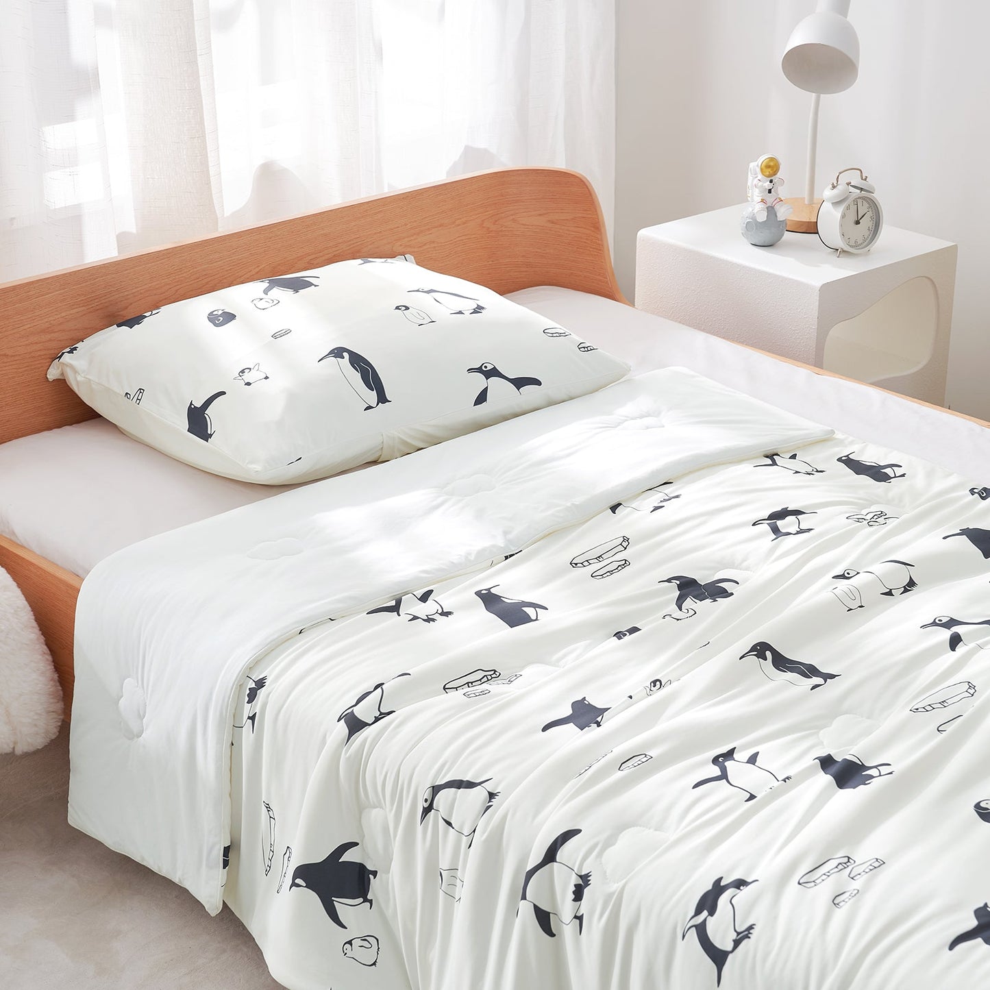 Comforter with antarctic penguin prints.#color_Antarctic Penguin