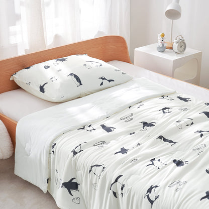 Comforter with antarctic penguin prints.#color_Antarctic Penguin